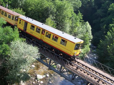 le voyage  bord du train jaune qui traverse le parc naturel des pyrenees orientales et non loin du camping europe