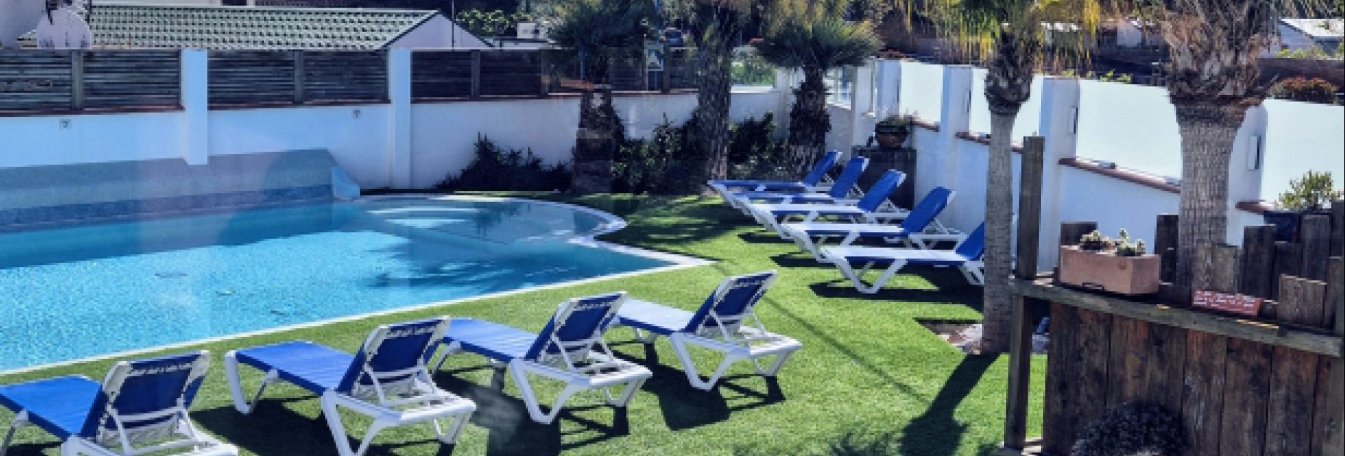 La tranquillite au bord de la piscine chauffe du camping europe argeles plage