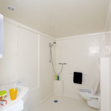 salle de bain adaptee pour personne a mobilité reduite. le camping europe a argeles sur mer est labellise tourisme et handicap