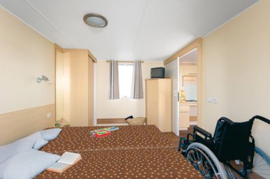 mobil home pour personnes a mobilite reduite avec une chambre modulable. le camping europe vous propose un logement avec une accessibilité optimale