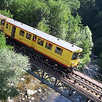 le voyage à bord du train jaune qui traverse le parc naturel des pyrenees orientales et non loin du camping europe