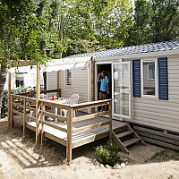 location de mobil-home type chalet avec terrasse couverte pour profiter au maximum de l'air marin proche du camping europe
